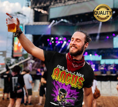 Camiseta de heavy metal Angus – rock never dies para heavies y fans del rock. Diseño exclusivo de nuestra tiend
