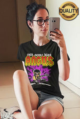 Camiseta de heavy metal Angus – rock never dies para heavies y fans del rock. Diseño exclusivo de nuestra tiend