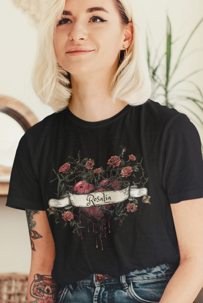 Camiseta personalizada para regalar con un diseño espectacular al más puro estilo tatuaje. Puedes poner el nombre que quieras (tu chica, tu chico, tus hijos...). Ideal como regalo de cumpleaños, regalo de aniversario, regalo día de los enamorados, regalo de Navidad...