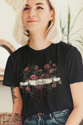 Camiseta personalizada para regalar con un diseño espectacular al más puro estilo tatuaje. Puedes poner el nombre que quieras (tu chica, tu chico, tus hijos...). Ideal como regalo de cumpleaños, regalo de aniversario, regalo día de los enamorados, regalo de Navidad...