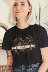 Camiseta personalizada para regalar con un diseño espectacular al más puro estilo tatuaje. Puedes poner el nombre que quieras (tu chica, tu chico, tus hijos...). Ideal como regalo de cumpleaños, regalo de aniversario, regalo día de los enamorados, regalo de Navidad...