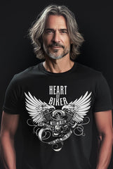Camiseta de motero Heart of Biker. Estilo tradicional de camiseta motera que te aporta un look rebelde perfecto para combinar con tu outfit motero. Ideal para los que buscan camisetas de motero originales.