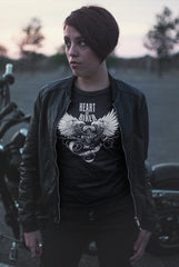 Camiseta de motero Heart of Biker. Estilo tradicional de camiseta motera que te aporta un look rebelde perfecto para combinar con tu outfit motero. Ideal para los que buscan camisetas de motero originales.