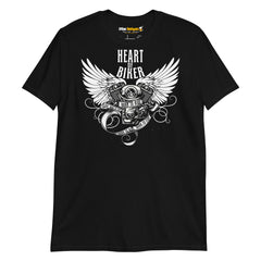 Camiseta de motero Heart of Biker. Estilo tradicional de camiseta motera que te aporta un look rebelde perfecto para combinar con tu outfit motero. Ideal para los que buscan camisetas de motero originales.